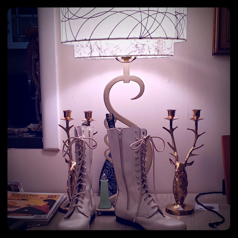 Sz 8 white Stacey Dr. Martens 14 hole boots.